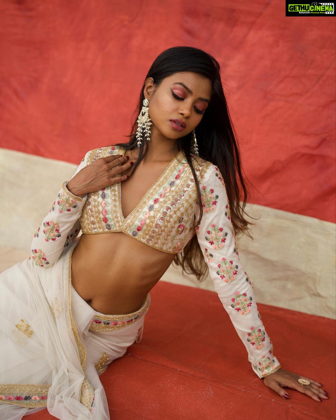 Shaun Romy Instagram - Crimson and cream ✨ Photography : @sbk_shuhaib Makeup : @makeupbyshaiba @shaiba_sbk Outfit : @thunnal Stylist : @merlin_lizbet Floor : @studio_maxxo Photography team : @anees_as_k @jis_hnu_cri_zzzzz @__abdul_m0savv1r @praveen_mohan___ @yazmn_backr_ Kochi, India