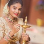 Sheela Rajkumar Instagram – Festive sprite
.
.
.
.
.
.
Mentions:
Outfit: @unikpondicherry 
Designer: @kayalkumaran
Jewellery: @chennai_jazz
Pic: @rootzstudios
MuA: @honeylang_makeup_artist
Location: Unik Stay – Saffron

#sheelarajkumar
#instagramreels❤️🌸
#collabshoot #onamcelebration #lovemyself #besmile😊 #lookbook Pondicherry – பாண்டிச்சேரி