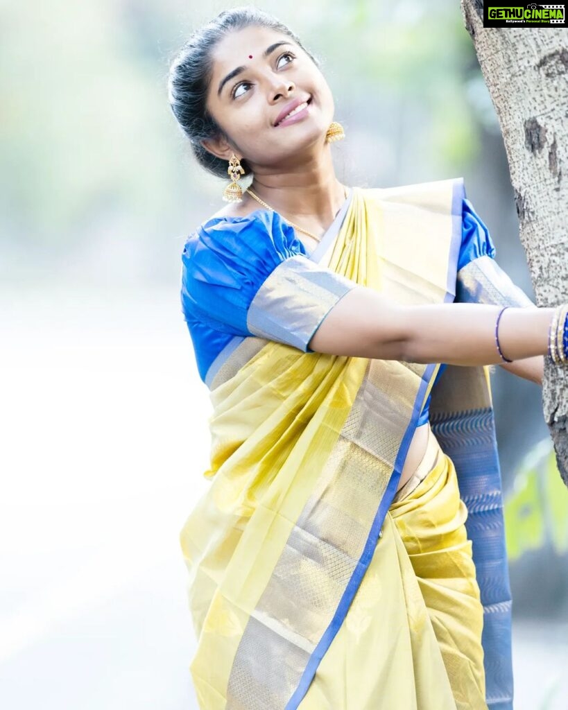 Sheela Rajkumar Instagram - இனிய பொங்கல் நல்வாழ்த்துகள். 😊 . . . . . 📸:@arunprasath_photography Pro:@a._john_pro #sheela #actrees #photoshoot #naturephotography #lovemyself❤ #sareelove #pongal2023🌾♥️💫 #festival #celebration #donthurtanyone #goodvibesonly #staystrong #nevergiveup #happysoul❤️