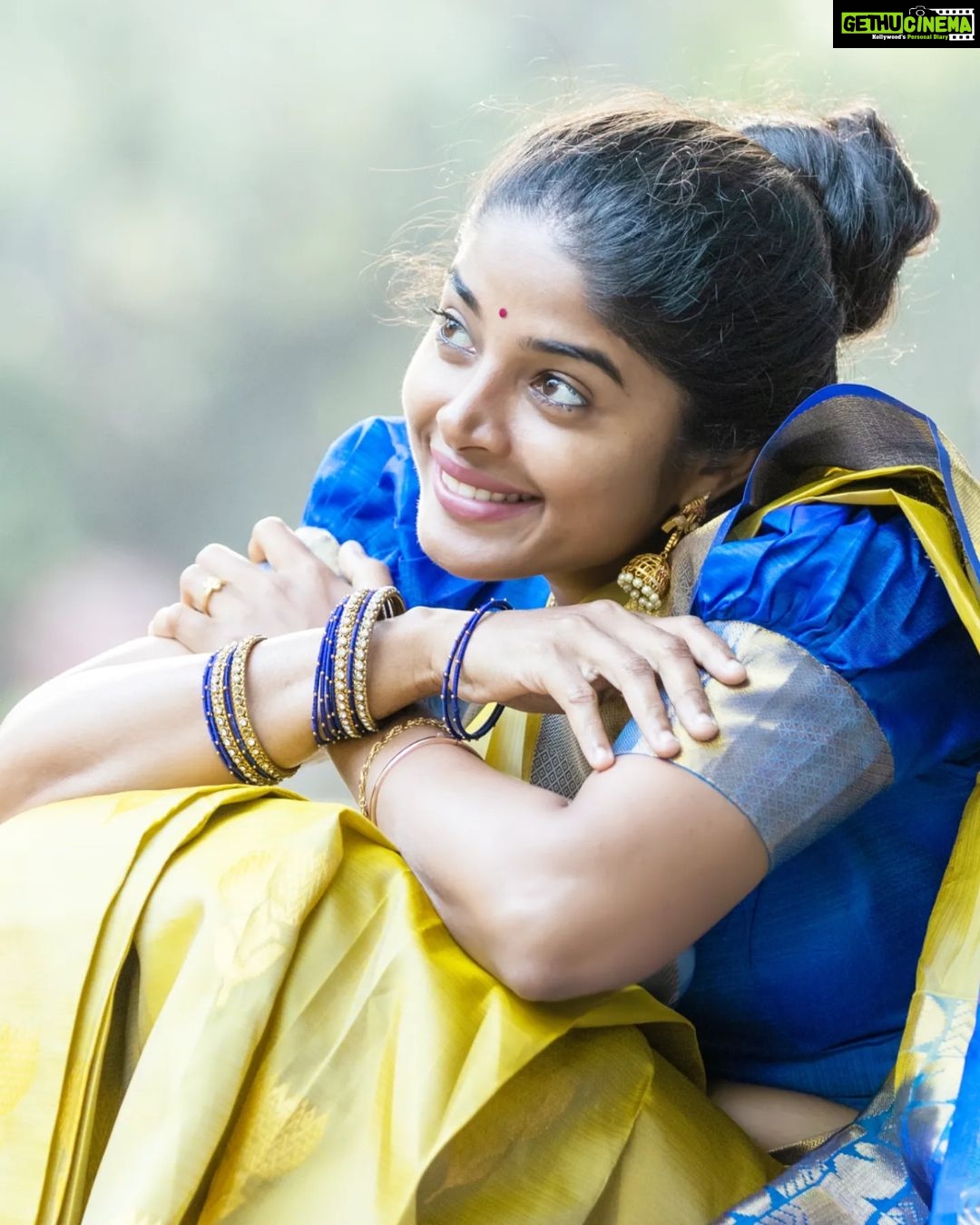 Sheela Rajkumar Instagram - இனிய பொங்கல் நல்வாழ்த்துகள். 😊 . . . . . 📸:@arunprasath_photography Pro:@a._john_pro #sheela #actrees #photoshoot #naturephotography #lovemyself❤ #sareelove #pongal2023🌾♥️💫 #festival #celebration #donthurtanyone #goodvibesonly #staystrong #nevergiveup #happysoul❤️