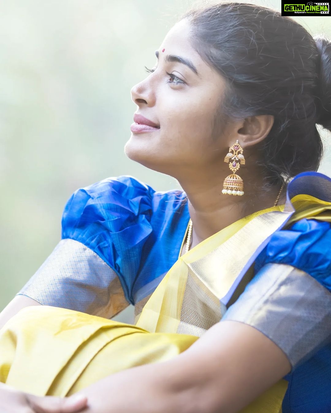 Sheela Rajkumar Instagram - இனிய பொங்கல் நல்வாழ்த்துகள். 😊 . . . . . 📸:@arunprasath_photography Pro:@a._john_pro #sheela #actrees #photoshoot #naturephotography #lovemyself❤ #sareelove #pongal2023🌾♥️💫 #festival #celebration #donthurtanyone #goodvibesonly #staystrong #nevergiveup #happysoul❤️