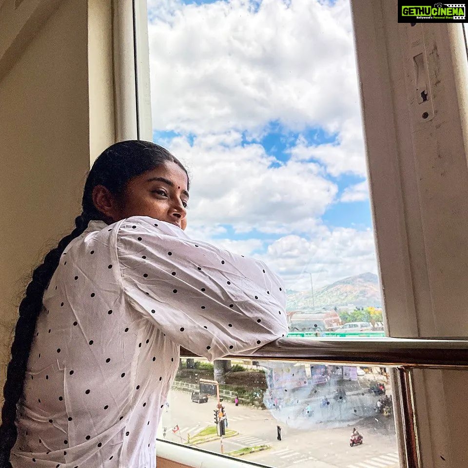 Sheela Rajkumar Instagram - Sometimes leaving someone is also love 😍 . . . . . . 📸:@harikrishnananbudurai 🤗 - - - - #sheelarajkumar #shootingdays📸 #picoftheday #lovemyself❤ #besmile😊 #nevergiveup💪 #staystrong #skylove #instagramfamily♥️♥️♥️ #goodvibesonly #donthurtanyone #happymoments #souljourney #naturelover #naturehealsthesoul