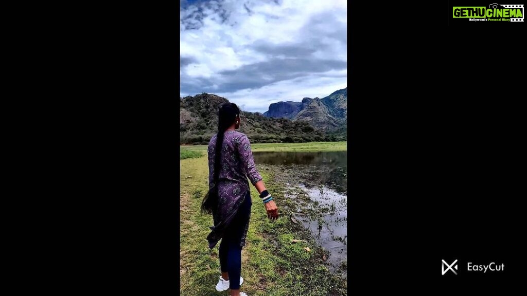 Sheela Rajkumar Instagram - Smile everyday . . . . . . 🎥:@jigowtham #sheelarajkumar #hillstation #naturehealsthesoul #besmile😊 #itoknottobeok #donthurtanyone #goodvibesonly #growthroughlife🌱 #lovemyself❤ #lessonlearned #happysoul❤️ #trending #reelsinstagram