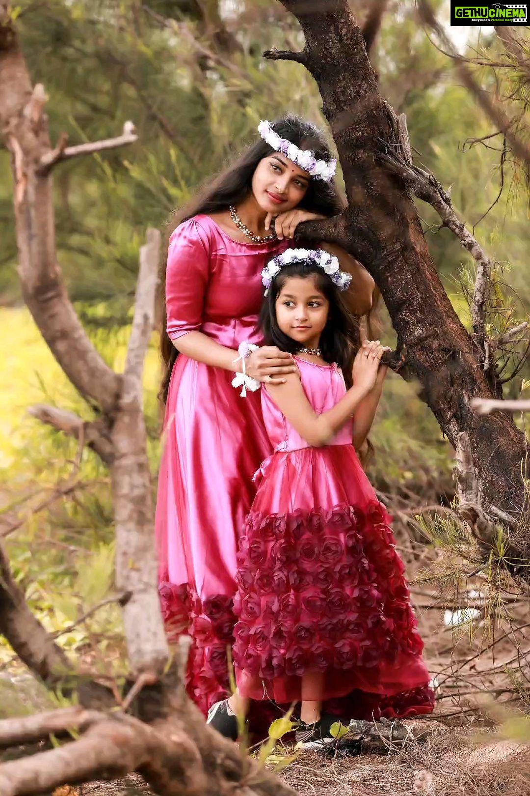Sheela Rajkumar Instagram - Happy birthday to us 🎉🙂 Stay blessed & happy always friend🤩 @aazhiya_sj & @jayshree_senthil . . . . . . 📸:@sureshsuguphotography 👗:@jestanegin #sheela #happysoul❤️ #happybirthdaytous🎉 #aazhiya #friendship #photoshoot #beachphotoshoot #besmile😊 #thankyouforsupporting #thankyougod #thankufriends