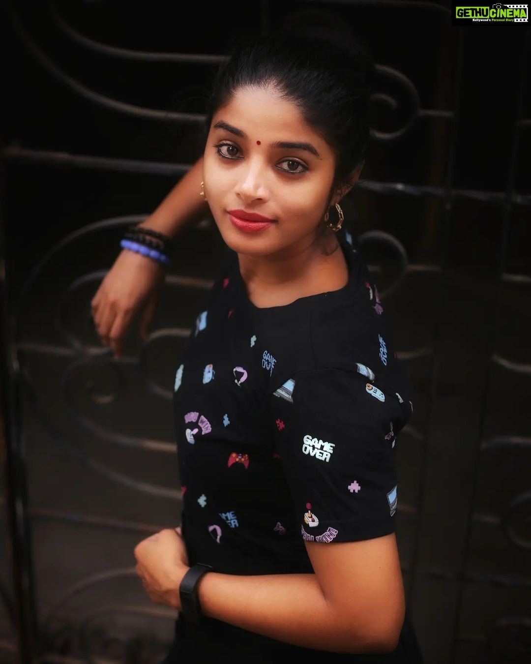 Sheela Rajkumar Instagram - A lot... . . . . . . 📸:@jermyphotography #sheela #picsoftheday #besmile #staystrong #nevergiveup #donthurtanyone✌ #dofollowthispage❤️ #naturephotography #lookbook #lovemyself #itsokaynottobeokay #hope #blacklove #seriously #soullessons