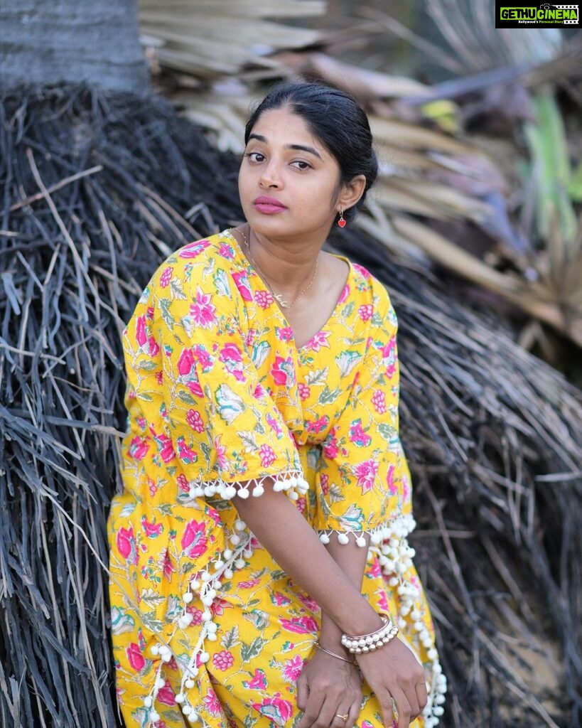 Sheela Rajkumar Instagram - Look at me 😍 ~ ~ ~ ~ ~ 📸: @madhu_india_photography Pro: @a._john_pro #sheela #lookbook #naturephotography #lovemyself❤ #nextlookcomingsoon #besmile😊 #goodvibes #eyestalks #peace