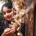 Sheela Rajkumar Instagram - Just SMILE 😊 . . . . . . 📸:@jermyphotography Pro:@a._john_pro #sheela #picsoftheday #photoshoot #naturephotography #blacklove #donthurtanyone✌ #lovemyself #soullessons #growthroughlife🌱 #besmile #staystrong #sowhat #whatnext