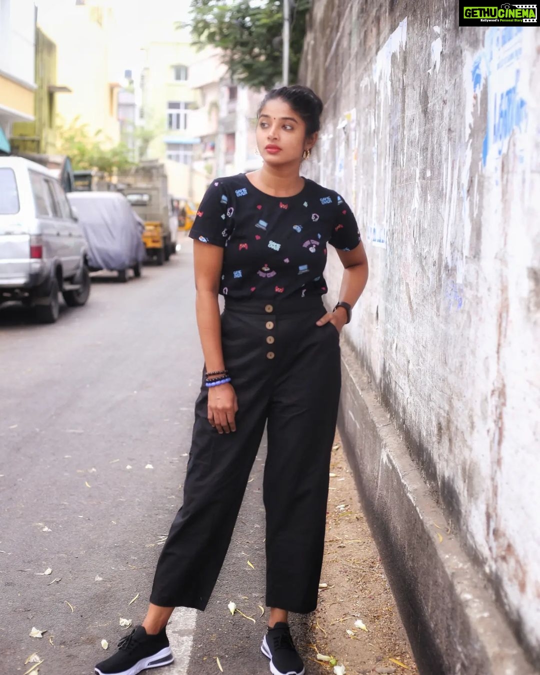 Sheela Rajkumar Instagram - A lot... . . . . . . 📸:@jermyphotography #sheela #picsoftheday #besmile #staystrong #nevergiveup #donthurtanyone✌ #dofollowthispage❤️ #naturephotography #lookbook #lovemyself #itsokaynottobeokay #hope #blacklove #seriously #soullessons