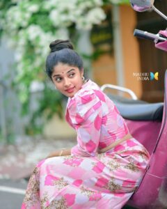 Sheela Rajkumar Instagram - Chin up queen 😍
*
*
*
*
*
📷:@madhu_india_photography 
Pro:@a._john_pro 

#sheelarajkumar #instagram #picsoftheday #naturephotography #pondydiaries #photoshoot #happysoul❤️ #lovemyself❤ #bekind #naturehealsthesoul #trending