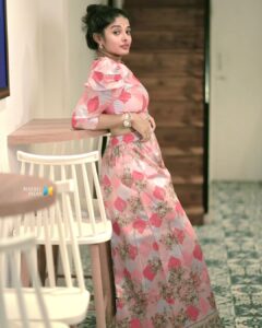Sheela Rajkumar Instagram - Chin up queen 😍
*
*
*
*
*
📷:@madhu_india_photography 
Pro:@a._john_pro 

#sheelarajkumar #instagram #picsoftheday #naturephotography #pondydiaries #photoshoot #happysoul❤️ #lovemyself❤ #bekind #naturehealsthesoul #trending