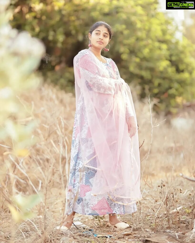 Sheela Rajkumar Instagram - Just a girl with goals. * * * * * 📷:@rootzstudios Pro:@a._john_pro #sheela #naturephotography #rootzstudios #happysoul❤️ #lookbook #lovemyself