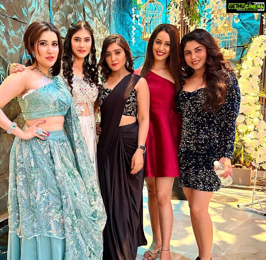 Sheena Bajaj Instagram - The girl gang 👧 VANSHAJ MONDAY TO FRIDAY 10 pm only on Sony SAB