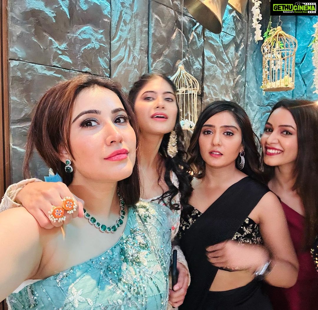 Sheena Bajaj Instagram - The girl gang 👧 VANSHAJ MONDAY TO FRIDAY 10 pm only on Sony SAB