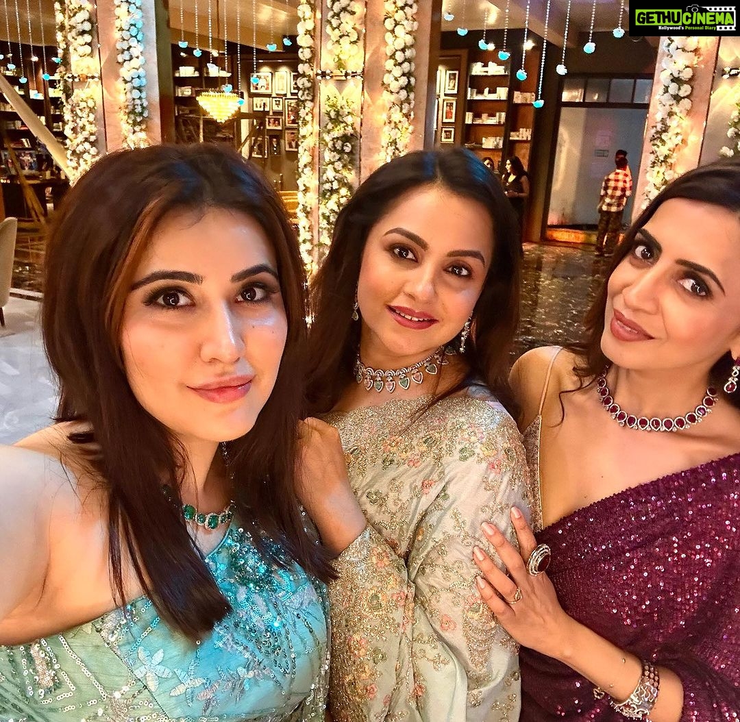 Sheena Bajaj Instagram - The girl gang 👧 VANSHAJ MONDAY TO FRIDAY 10 pm only on Sony SAB