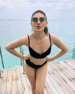 Shefali Jariwala Instagram - Chasing #sunshine ☀️❤️
.
.
.
#takemeback #beachlife #maldives #throwback #thursday #travelgram #instatravel #potd #sunshinegirl