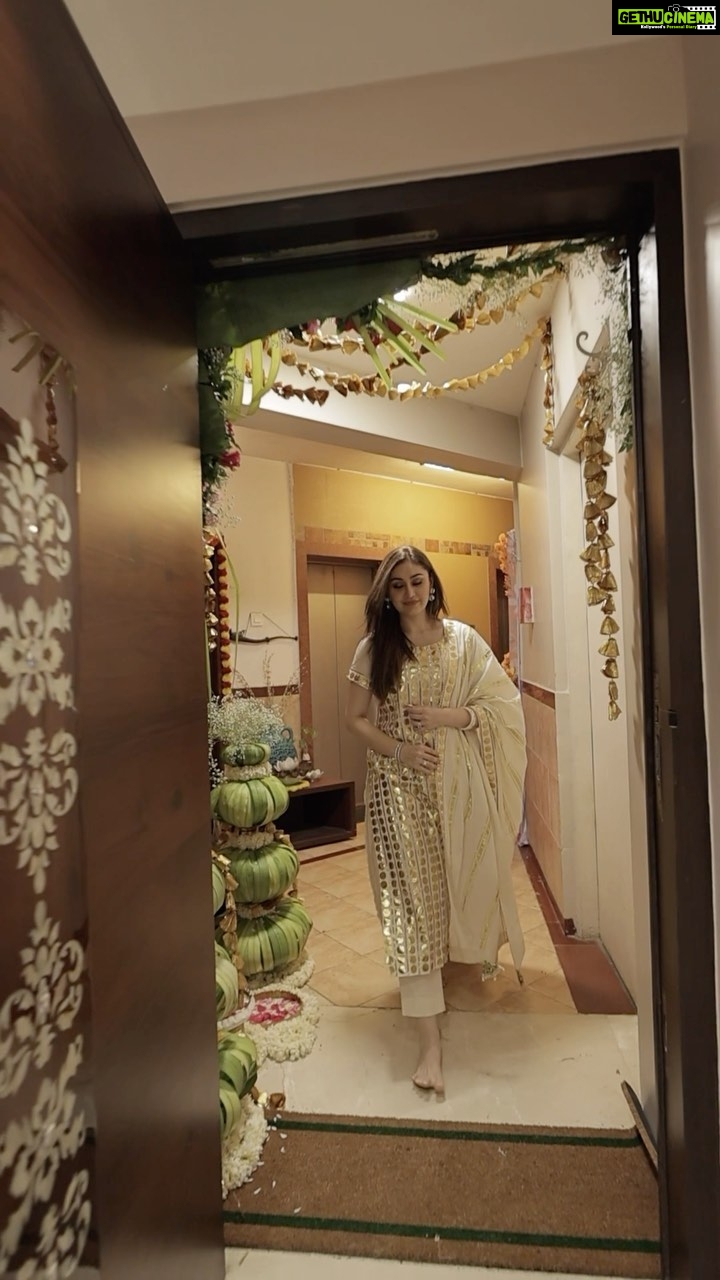 Shefali Jariwala Instagram - Pudhchya Varshi Laukar Yaa ! πππππππππππππππππ #ganpatibappamorya #pudhchyavarshilavkarya #ganpati #blessed #grateful . . . @jagdish_eppalpalli_photography @farukh.shaikh @paragtyagi Decor by @floralartbysrishti Styled by @stylebytanii Outfit @label_shivanisabharwal Jewellery @rimayu07 @makeup.yasmin . . . #instareels #reelsindia #thursdayvibes