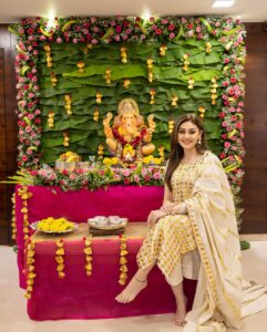 Shefali Jariwala Instagram - Ganpati Bappa Morya! 
May the blessings of Lord Ganesha fill your life with joy and prosperity. 🌟🙏 
@paragtyagi 
#ganpatibappa #blessed #positivity #happiness #joy #abundance 
❤️❤️❤️❤️❤️❤️❤️❤️❤️❤️❤️
.
.
.
Decoration @floralartbysrishti 
Styled by @stylebytanii
Outfit @label_shivanisabharwal
Jewellery @rimayu07
@makeup.yasmin 
@farukh.shaikh