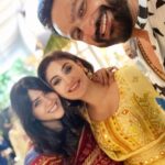 Shefali Jariwala Instagram – Ganpati Bappa Morya !
At @ektarkapoor ‘s home… feeling over fed & super blessed ❤️ 
thank you Ekta 🤗❤️
Wearing @gopivaiddesigns 
@makeup.yasmin 
#ektakapoor #ganpatidarshan #blessed #monday #pic #love #positivity
@paragtyagi @mushtaqshiekh