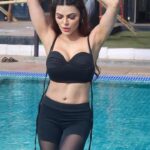 Sherlyn Chopra Instagram - Paani wala yoga!!! 🔥🔥🔥 #internationalyogaday