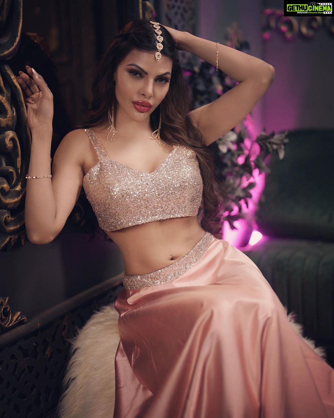 Sherlyn Chopra Instagram - Be aware that you are rare… #sass #glam #instagood 🔥🔥🔥