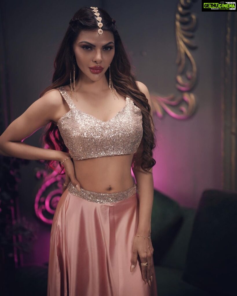 Sherlyn Chopra Instagram - Be aware that you are rare… #sass #glam #instagood 🔥🔥🔥