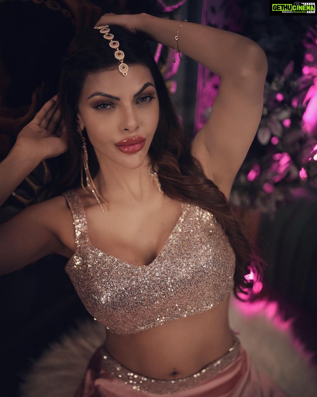 Sherlyn Chopra Instagram - Be aware that you are rare… #sass #glam #instagood 🔥🔥🔥