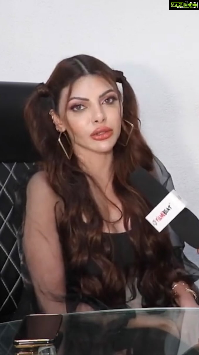 Sherlyn Chopra Instagram - मुझ को मीडिया ने बताया कि प्रियंका चोपड़ा का यह कहना है कि उन्हें बॉलीवुड में दरकिनार किया जा रहा है…