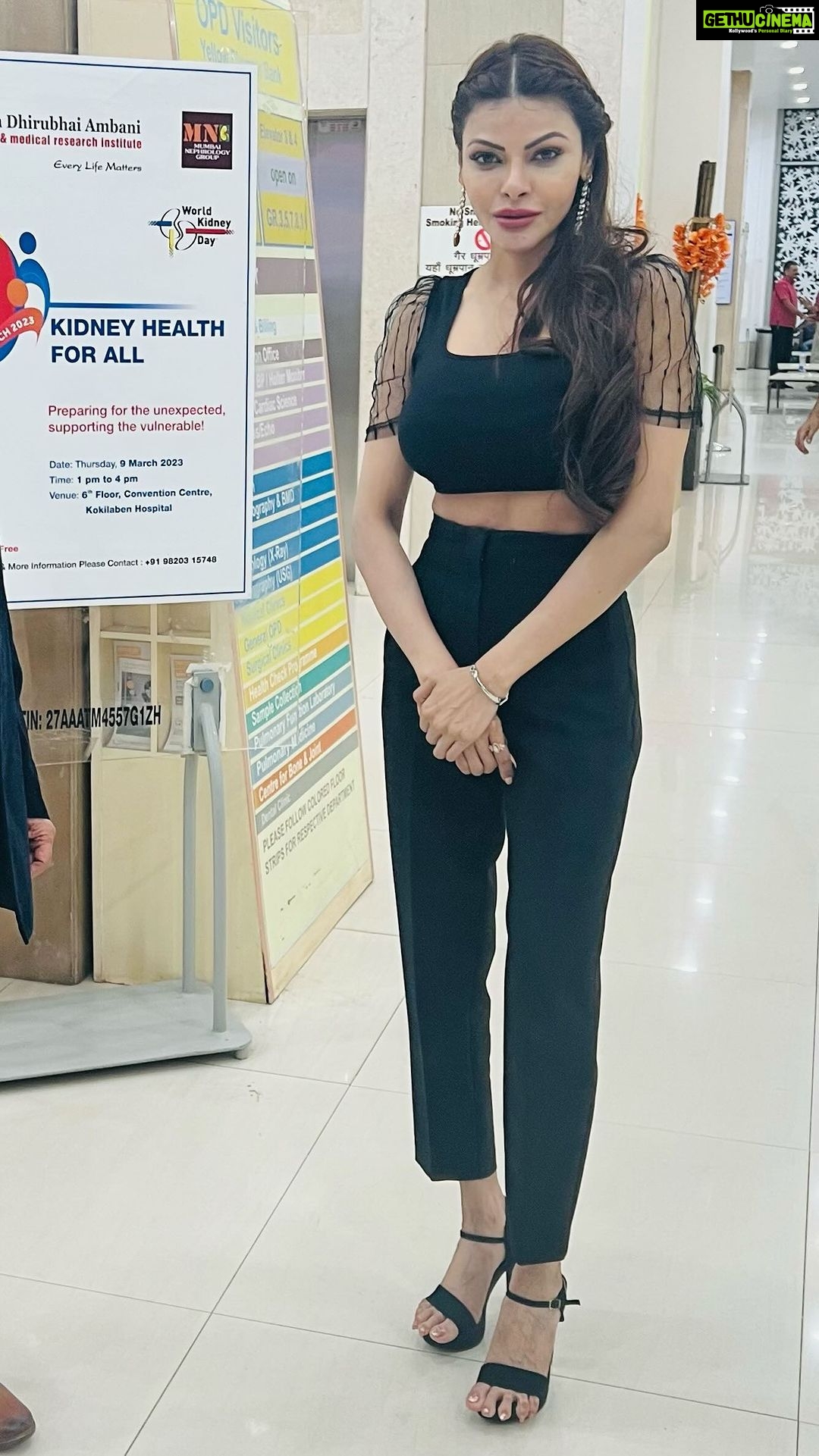 Sherlyn Chopra Instagram - कल कोकिलाबेन अस्पताल पर ‘किडनी हेल्त फ़ॉर ऑल’ कार्यक्रम में मैंने अपनी आपबीती सुनाई.. डॉ. शरद शेठ, हेड ऑफ नेफ्रोलॉजी, कोकिलाबेन की मैं आभारी हूँ जो उन्होंने मेरी किडनी फेलियर को रिवर्स किया। 🙏🏻🙏🏻🙏🏻