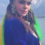 Sherlyn Chopra Instagram – बिखरने का मुझको शौक़ है बड़ा…
समेटेगा मुझको तू बता ज़रा.. 🔥🔥🔥
#kashmir