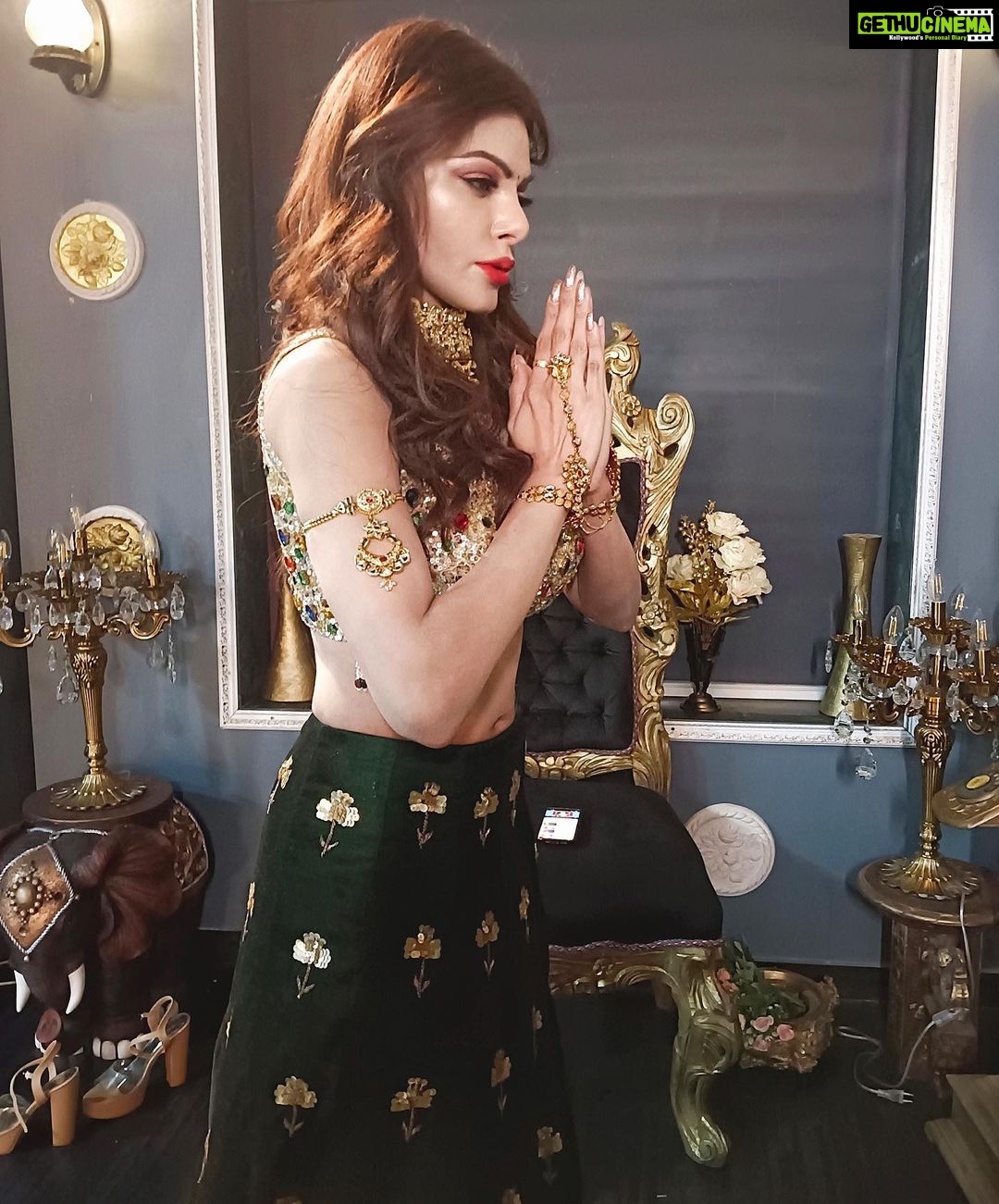 Sherlyn Chopra Instagram - #shoot #life #sunday #funday 🔥🔥🔥 #costume & #accessories by @the_adhya_designer ⭐️⭐️⭐️