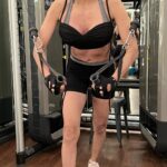 Sherlyn Chopra Instagram - संघर्ष और तकलीफ़ न हो, तो क्या मज़ा है जीने में तूफ़ान भी थम जाते हैं, जब आग लगी हो सीने में 🔥🔥🔥 #cablecrossover #fitnessmotivation #fitness 🔥