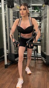 Sherlyn Chopra Instagram - संघर्ष और तकलीफ़ न हो, तो क्या मज़ा है जीने में तूफ़ान भी थम जाते हैं, जब आग लगी हो सीने में 🔥🔥🔥 #cablecrossover #fitnessmotivation #fitness 🔥