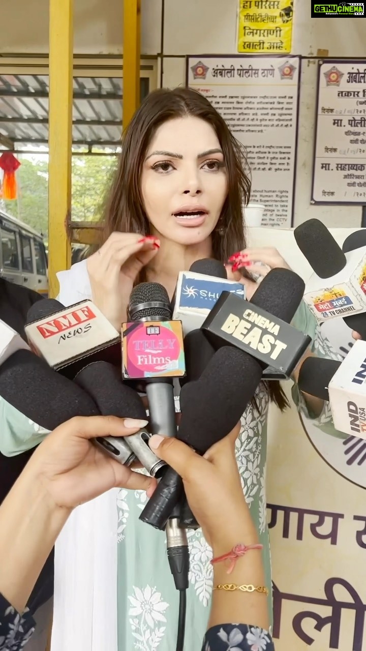 Sherlyn Chopra Instagram - 8.11.22 को अंबोली पुलिस ने @rakhisawant2511 और फाल्गुनी ब्रह्मभट्ट के ख़िलाफ़ इन IPC धाराओं के तहत #FIR दर्ज किया- 354A (cognizable) 500 (non-cognizable) 504 (non-cognizable) 509 (cognizable) & IT ACT 67A (cognizable) 9.11.22 के दिन ओशिवरा पुलिस ने रातों रात मेरे ख़िलाफ़ काउंटर #FIR दर्ज किया!!! आख़िर ऐसी क्या मजबूरी रही होगी ओशिवरा पुलिस की??? किस आधार पर ओशिवरा पुलिस ने मेरे ख़िलाफ़ #FIR दर्ज किया??? ज्यूरिसडिक्शन के आधार पर??? या non-cognizable IPC धाराओं के आधार पर??? @devendra_fadnavis @cpmumbaipolice @mumbaipolice