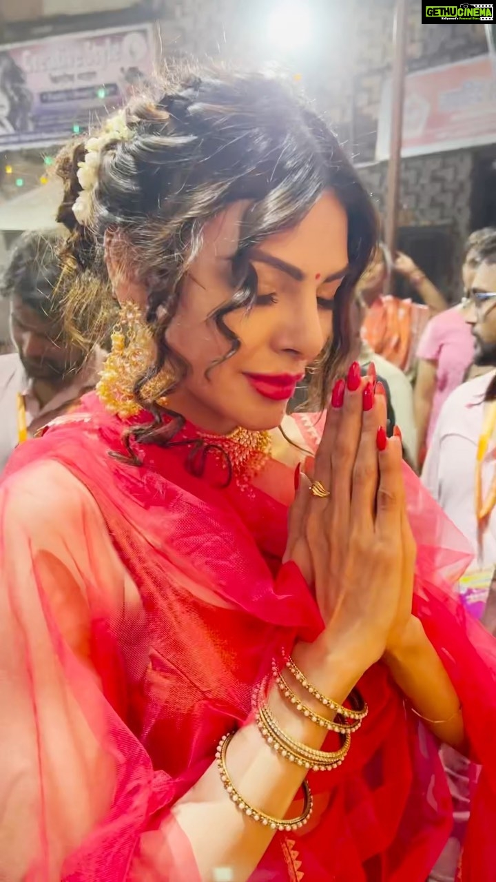 Sherlyn Chopra Instagram - जय माता दी!!! धन्यवाद @hajisaifofficial जी Full video on youtube.com/sherlynchopraofficial