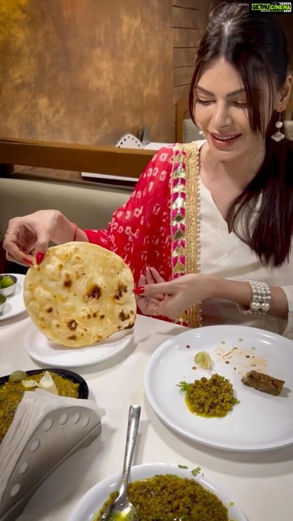 Sherlyn Chopra Instagram - Shaahi Kebabs, delicious Kheema, mouth watering Mawa Falooda and much more!!! Full Video on youtube.com/sherlynchopraofficial