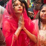 Sherlyn Chopra Instagram - साई भाई, श्रुति भाभी, विक्रोली ची दुर्गा मंडल और @hajisaifofficial जी का मैं आभार व्यक्त करती हूँ माता के दरबार में मुझे आमंत्रित करने के लिए। आप सबको #दशहरा की हार्दिक शुभकामनाएँ! 🔥 #dussehra
