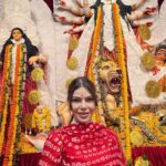Sherlyn Chopra Instagram - Thanks Sharbani ji & Samrat ji for the warm welcome! #navratri #durgapuja 🙏🏻