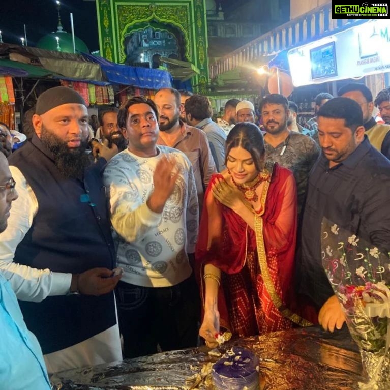 Sherlyn Chopra Instagram - Grand b’day celebration of dear @shakibahmedsiddiqi Shakib at Mahim! Also, visited Mahim Dargah and met Suhail Khandwani, trustee of Mahim Dargah & Haji Ali Dargah & Javed Parekh, trustee of Ajmer Dargah, Salim90, Rahim Hajimalang & many more guests. Mahim Dargah Mumbai