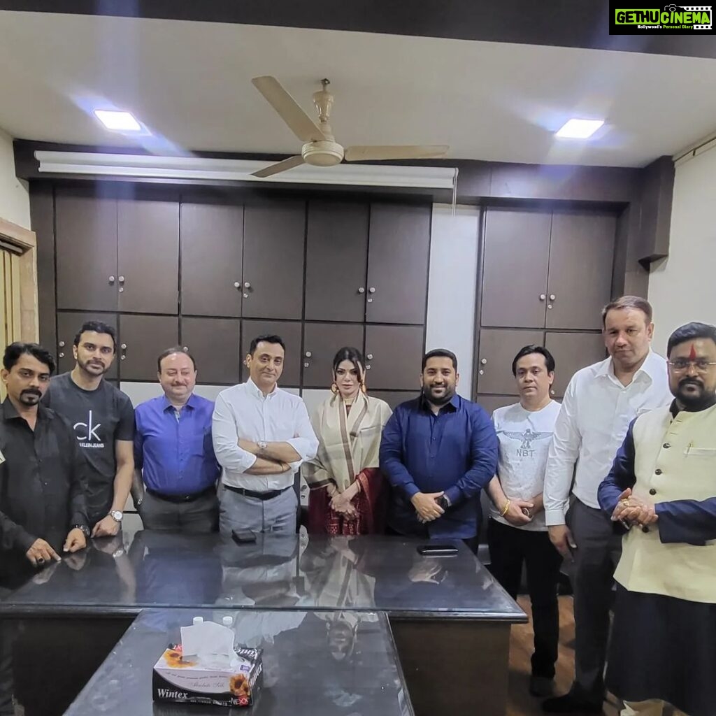 Sherlyn Chopra Instagram - Grand b’day celebration of dear @shakibahmedsiddiqi Shakib at Mahim! Also, visited Mahim Dargah and met Suhail Khandwani, trustee of Mahim Dargah & Haji Ali Dargah & Javed Parekh, trustee of Ajmer Dargah, Salim90, Rahim Hajimalang & many more guests. Mahim Dargah Mumbai