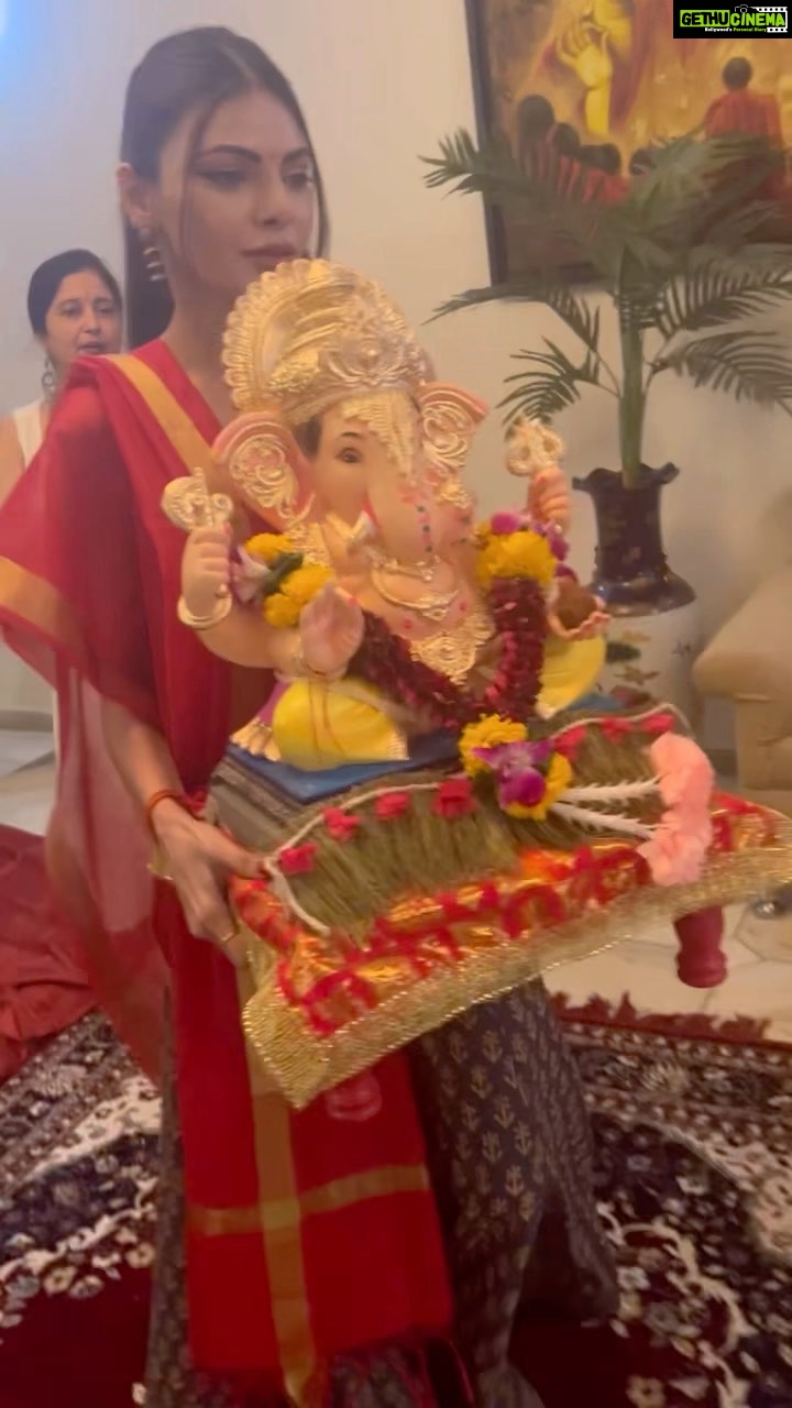 Sherlyn Chopra Instagram - प्रथम वंदना हर कोई गाता-गणपति बाप्पा मोर्य मोदक प्रिय मेरे मंगल दाता-गणपति बाप्पा मोर्य हर कोई तुझको सीस निवाता-गणपति बाप्पा मोर्य जाके घर हर बरस बिराजे-गणपति बाप्पा मोर्य रिद्धि सिद्धि संग पधारे-गणपति बाप्पा मोर्य शुभ काज जो करन हमारे-गणपति बाप्पा मोर्य भक्तों के तू दुःख निवारे-गणपति बाप्पा मोर्य गणपति बाप्पा मोर्य मंगल मूर्ति मोर्य गणपति बाप्पा मोर्य मंगल मूर्ति मोर्य।। #गणपति #ganesha ❤️❤️❤️