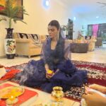 Sherlyn Chopra Instagram - शेंदुर लाल चढ़ायो अच्छा गजमुखको। दोंदिल लाल बिराजे सुत गौरिहरको॥ हाथ लिए गुड-लड्डू सांई सुरवरको। महिमा कहे न जाय लागत हूँ पदको॥ जय देव, जय देव जय जय जी गणराज विद्या सुखदाता। धन्य तुम्हारा दर्शन मेरा मन रमता॥ जय देव, जय देव #गणेशचतुर्थी #ganeshchaturthi
