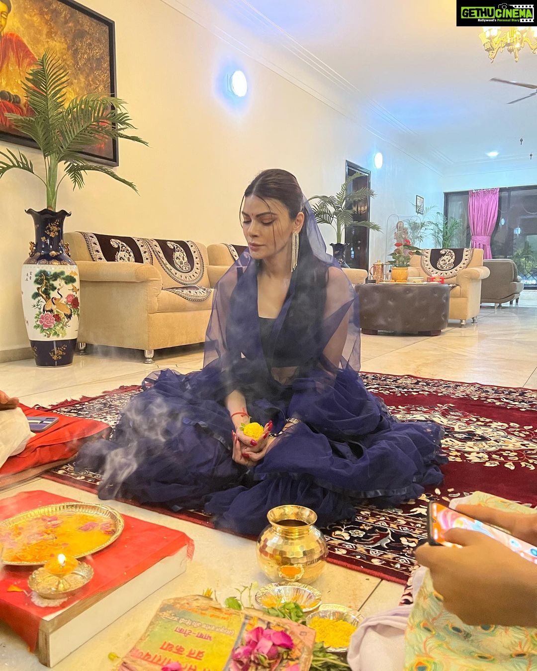 Sherlyn Chopra Instagram - शेंदुर लाल चढ़ायो अच्छा गजमुखको। दोंदिल लाल बिराजे सुत गौरिहरको॥ हाथ लिए गुड-लड्डू सांई सुरवरको। महिमा कहे न जाय लागत हूँ पदको॥ जय देव, जय देव जय जय जी गणराज विद्या सुखदाता। धन्य तुम्हारा दर्शन मेरा मन रमता॥ जय देव, जय देव #गणेशचतुर्थी #ganeshchaturthi