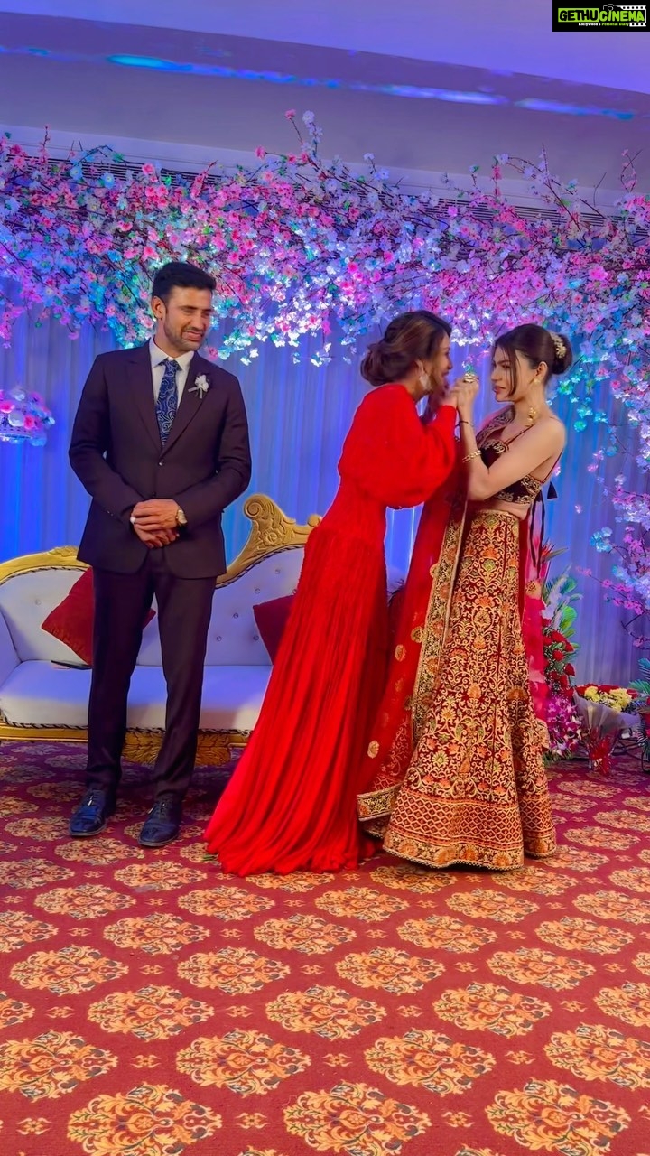 Sherlyn Chopra Instagram - महादेव की कृपा दृष्टि @payalrohatgi जी और @sangramsingh_wrestler जी पर बनी रहे। आप को ढेरों बधाइयाँ एवं शुभकामनाएँ। #payalkesangram