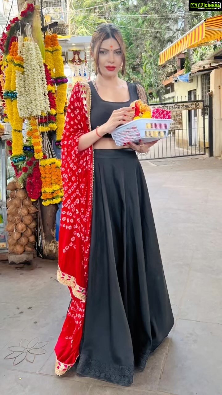 Sherlyn Chopra Instagram - #siddhivinayak #bappa ❤️