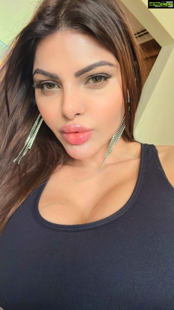 Sherlyn Chopra Instagram - What is the first thing that you notice in a guy/girl ??? @rjvickysdubai
