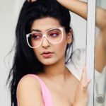 Shiny Dixit Instagram - changing my vision by just changing my "chashma " to look at life ! MUA @makeupbypoojagosain love her skills ❤️😇 📸 @lakshaysachdevaphotography