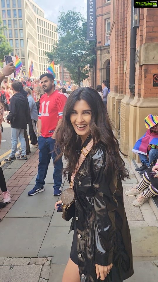 Shiny Doshi Instagram - #London is a vibe.🇬🇧 And so are we.🌈 #touristythings #londonlove London, UK