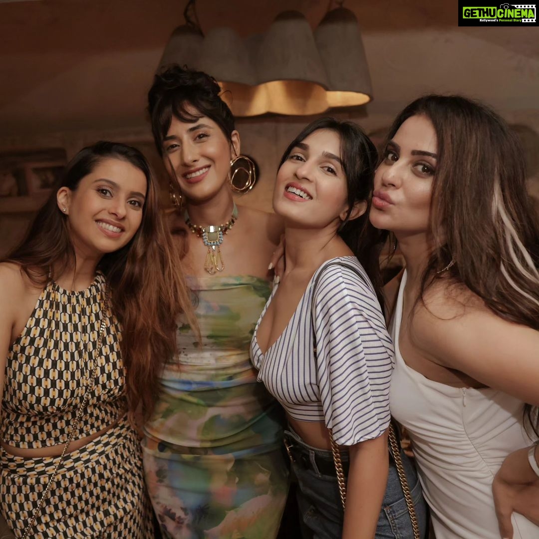 Shiny Doshi Instagram - "Embracing the Friday night lights with endless laughter and joy at @queseraseramumbai launch party. Cheers to unforgettable moments and unforgettable friendships!" Que Sera Sera