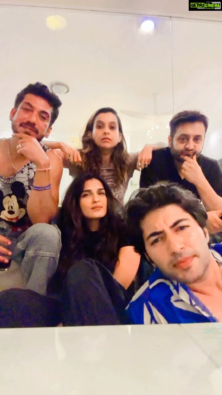 Shiny Doshi Instagram - बताओ बताओ 🤨🧐 . . . #funnyvideos #trendingreels #reelitfeelit #family #friends Mumbai - मुंबई