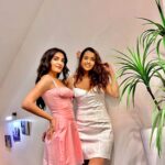 Shiny Doshi Instagram - "Life is simply better when we're together! 💫 #friendslikefamily #mypartnerincrime #mygotoperson " Location @sadh_villas Sadh Villa, Karjat